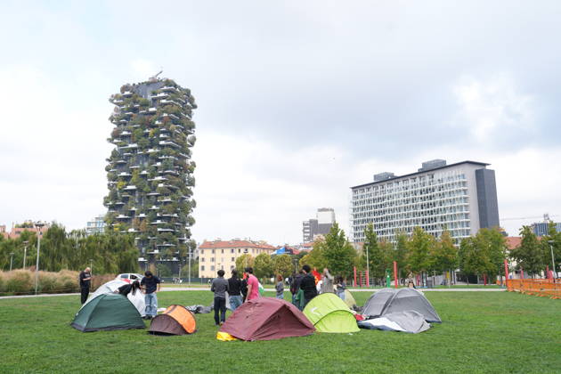 RECORD DATE NOT STATED IPA89591459 - Milan, October 12, 2026: Tents at the Biblioteca degli Alberi: University students from the Unione degli Universitari (UDU) are camping out to protest the high cost of living and skyrocketing rents  Copyright: xx xDuilioxPiaggesix IPA89591459.jpeg