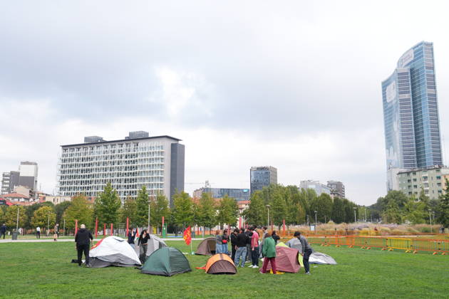 RECORD DATE NOT STATED IPA89591464 - Milan, October 12, 2026: Tents at the Biblioteca degli Alberi: University students from the Unione degli Universitari (UDU) are camping out to protest the high cost of living and skyrocketing rents Copyright: xx xDuilioxPiaggesix IPA89591464.jpeg