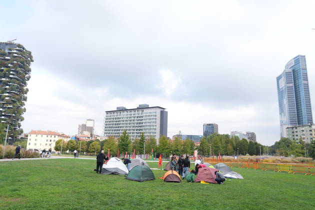 RECORD DATE NOT STATED IPA89591470 - Milan, October 12, 2026: Tents at the Biblioteca degli Alberi: University students from the Unione degli Universitari (UDU) are camping out to protest the high cost of living and skyrocketing rents Copyright: xx xDuilioxPiaggesix IPA89591470.jpeg