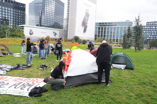 RECORD DATE NOT STATED IPA89591477 - Milan, October 12, 2026: Tents at the Biblioteca degli Alberi: University students from the Unione degli Universitari (UDU) are camping out to protest the high cost of living and skyrocketing rents Copyright: xx xDuilioxPiaggesix IPA89591477.jpeg