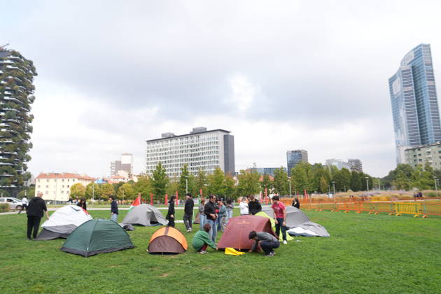 RECORD DATE NOT STATED IPA89591492 - Milan, October 12, 2026: Tents at the Biblioteca degli Alberi: University students from the Unione degli Universitari (UDU) are camping out to protest the high cost of living and skyrocketing rents Copyright: xx xDuilioxPiaggesix IPA89591492.jpeg