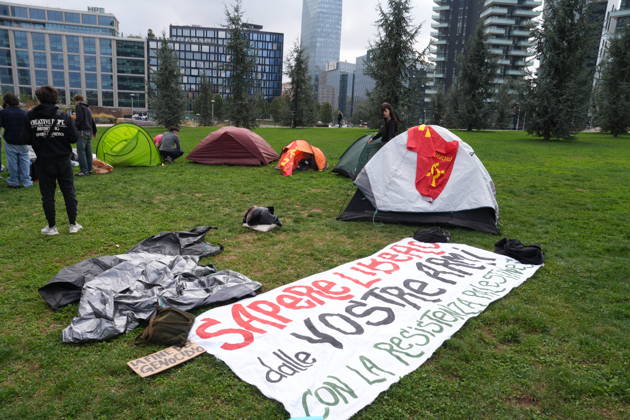 RECORD DATE NOT STATED IPA89591497 - Milan, October 12, 2026: Tents at the Biblioteca degli Alberi: University students from the Unione degli Universitari (UDU) are camping out to protest the high cost of living and skyrocketing rents Copyright: xx xDuilioxPiaggesix IPA89591497.jpeg