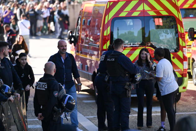 NEWS : Le principal d un college et une professeure blessÃ s par balle par un tir de fusil de chasse Ã Aubagne NEWS : Le principal du college Lakanal Ã Aubagne et une professeure blessÃ s par balle par un tir de fusil de chasse, le 12 octobre 2026. AubagneFrance  Copyright: xWilliamxCannarellax