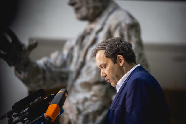 Lars Klingbeil, Vizekanzler, Bundesminister der Finanzen und Parteivorsitzender der SPD, spricht zu den Medien in Berlin, 12.10.2026. Die Pressekonferenz folgt auf den angekuendigten Ruecktritt von Baerbel Bas, Bundesministerin fuer Arbeit und Soziales, und der daraus resultierenden Praesidiumssitzung der SPD. Berlin Deutschland Copyright: xJulianexSonntagx