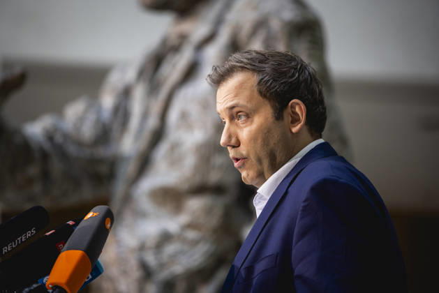 Lars Klingbeil, Vizekanzler, Bundesminister der Finanzen und Parteivorsitzender der SPD, spricht zu den Medien in Berlin, 12.10.2026. Die Pressekonferenz folgt auf den angekuendigten Ruecktritt von Baerbel Bas, Bundesministerin fuer Arbeit und Soziales, und der daraus resultierenden Praesidiumssitzung der SPD. Berlin Deutschland Copyright: xJulianexSonntagx