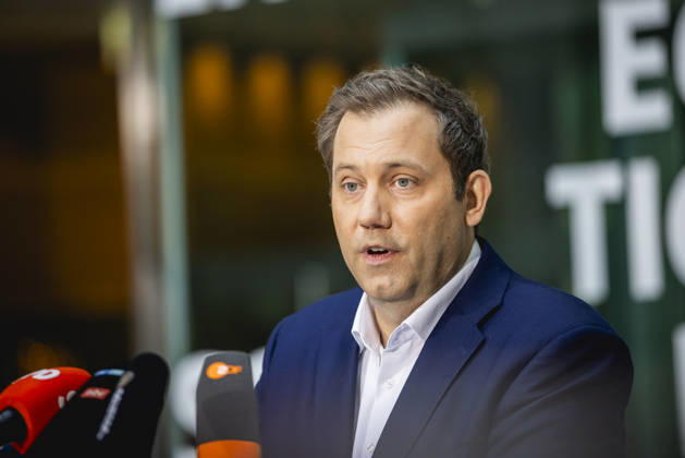 Lars Klingbeil, Vizekanzler, Bundesminister der Finanzen und Parteivorsitzender der SPD, spricht zu den Medien in Berlin, 12.10.2026. Die Pressekonferenz folgt auf den angekuendigten Ruecktritt von Baerbel Bas, Bundesministerin fuer Arbeit und Soziales, und der daraus resultierenden Praesidiumssitzung der SPD. Berlin Deutschland Copyright: xJulianexSonntagx