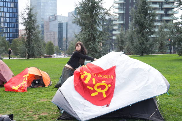RECORD DATE NOT STATED IPA89591493 - Milan, October 12, 2026: Tents at the Biblioteca degli Alberi: University students from the Unione degli Universitari (UDU) are camping out to protest the high cost of living and skyrocketing rents Copyright: xx xDuilioxPiaggesix IPA89591493.jpeg