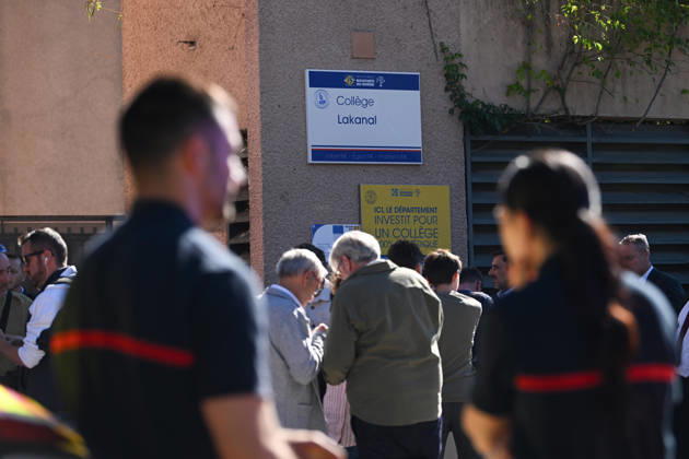 NEWS : Le principal d un college et une professeure blessÃ s par balle par un tir de fusil de chasse Ã Aubagne NEWS : Le principal du college Lakanal Ã Aubagne et une professeure blessÃ s par balle par un tir de fusil de chasse, le 12 octobre 2026. AubagneFrance  Copyright: xWilliamxCannarellax