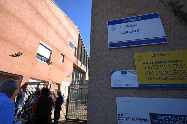 NEWS : Le principal d un college et une professeure blessÃ s par balle par un tir de fusil de chasse Ã Aubagne NEWS : Le principal du college Lakanal Ã Aubagne et une professeure blessÃ s par balle par un tir de fusil de chasse, le 12 octobre 2026. AubagneFrance  Copyright: xWilliamxCannarellax