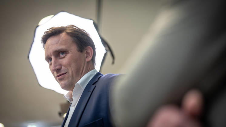 Sebastian Lechner, Landesvorsitzender CDU Niedersachsen, im Gespräch mit Journalisten im Konrad-Adenauer-Haus am Rande der Präsidiumsklausur;Präsidiumsklausurtagung der CDU Deutschlands in Berlin, Oktober 2026, Berlin Berlin Deutschland Konrad-Adenauer-Haus