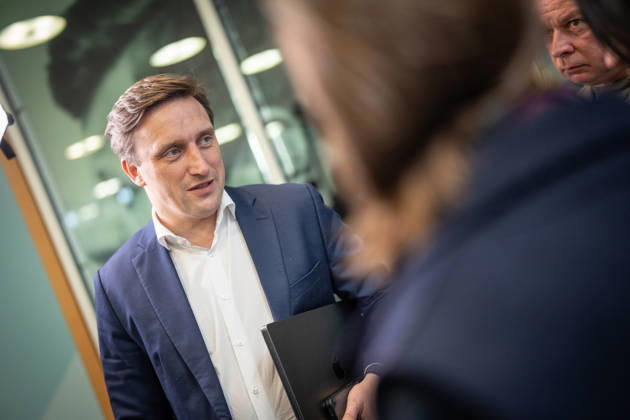 Sebastian Lechner, Landesvorsitzender CDU Niedersachsen, im Gespräch mit Journalisten im Konrad-Adenauer-Haus am Rande der Präsidiumsklausur;Präsidiumsklausurtagung der CDU Deutschlands in Berlin, Oktober 2026, Berlin Berlin Deutschland Konrad-Adenauer-Haus