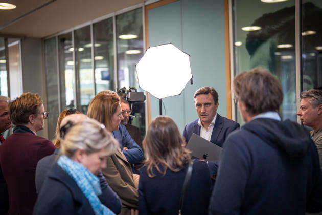 Sebastian Lechner, Landesvorsitzender CDU Niedersachsen, im Gespräch mit Journalisten im Konrad-Adenauer-Haus am Rande der Präsidiumsklausur;Präsidiumsklausurtagung der CDU Deutschlands in Berlin, Oktober 2026, Berlin Berlin Deutschland Konrad-Adenauer-Haus