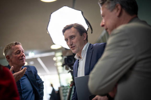 Sebastian Lechner, Landesvorsitzender CDU Niedersachsen, im Gespräch mit Journalisten im Konrad-Adenauer-Haus am Rande der Präsidiumsklausur;Präsidiumsklausurtagung der CDU Deutschlands in Berlin, Oktober 2026, Berlin Berlin Deutschland Konrad-Adenauer-Haus
