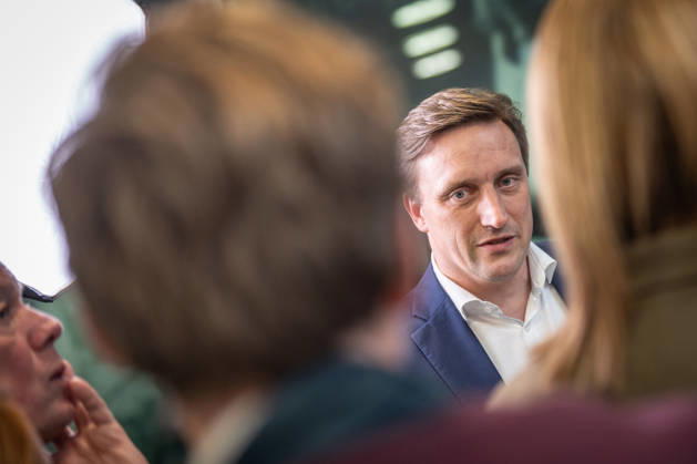 Sebastian Lechner, Landesvorsitzender CDU Niedersachsen, im Gespräch mit Journalisten im Konrad-Adenauer-Haus am Rande der Präsidiumsklausur;Präsidiumsklausurtagung der CDU Deutschlands in Berlin, Oktober 2026, Berlin Berlin Deutschland Konrad-Adenauer-Haus