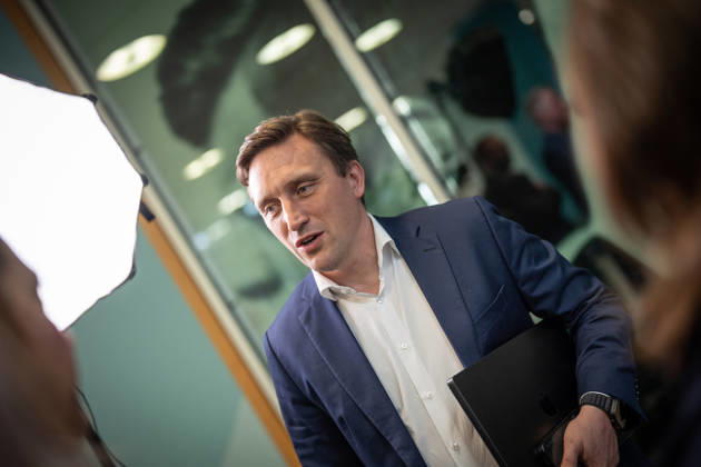 Sebastian Lechner, Landesvorsitzender CDU Niedersachsen, im Gespräch mit Journalisten im Konrad-Adenauer-Haus am Rande der Präsidiumsklausur;Präsidiumsklausurtagung der CDU Deutschlands in Berlin, Oktober 2026, Berlin Berlin Deutschland Konrad-Adenauer-Haus
