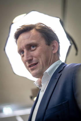 Sebastian Lechner, Landesvorsitzender CDU Niedersachsen, im Gespräch mit Journalisten im Konrad-Adenauer-Haus am Rande der Präsidiumsklausur;Präsidiumsklausurtagung der CDU Deutschlands in Berlin, Oktober 2026, Berlin Berlin Deutschland Konrad-Adenauer-Haus