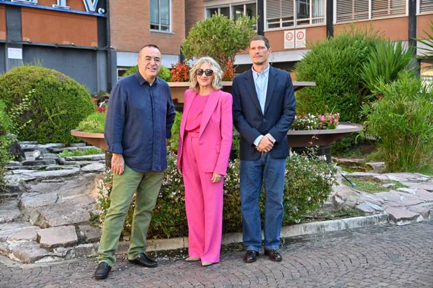 IPA89593279 - Rome: Rai Studios on Via Teulada. Photocall for the TV series Libera: The Case of Elena Palma. Pictured: Gianluca Mazzella, Lunetta Savino, Matteo Martari  Copyright: xMaurizioxD Avanzox xMaurizioxDxAvanzox IPA89593279