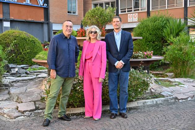 IPA89593280 - Rome: Rai Studios on Via Teulada. Photocall for the TV series Libera: The Case of Elena Palma. Pictured: Gianluca Mazzella, Lunetta Savino, Matteo Martari  Copyright: xMaurizioxD Avanzox xMaurizioxDxAvanzox IPA89593280