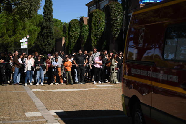 NEWS : Le principal d un college et une professeure blessÃ s par balle par un tir de fusil de chasse Ã Aubagne Les familles des Ã leves attendent pour pouvoir rÃ cupÃ rer leurs enfants. Aubagne, le 12 octobre 2026. AubagneFrance  Copyright: xWilliamxCannarellax