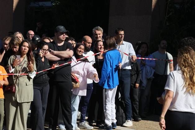 Shooting at Lakanal Middle School PHOTOPQR LA PROVENCE Stephane DUCLET Aubagne 12 10 2026 On Monday morning, the principal of Lakanal Middle School in Aubagne was On Monday morning, the principal of Lakanal Middle School in Aubagne was wounded in the leg after being shot. A 37-year-old teacher was also hit, while the alleged perpetrator, a 14-year-old middle school student, was arrested. Parents are coming to pick up their children. On October 12, 2026, the principal of a middle school in Aubagne, Bouches-du-Rhône, and a teacher were wounded by a shot fired from a hunting rifle by a student who had entered the school armed with a shotgun. Aubagne, Bouches-du-Rhône, France Copyright: xPHOTOPQR LAxPROVENCE MAXPPPxStephanexDUCLETx 20261012PVL0324 20261012PVL0324