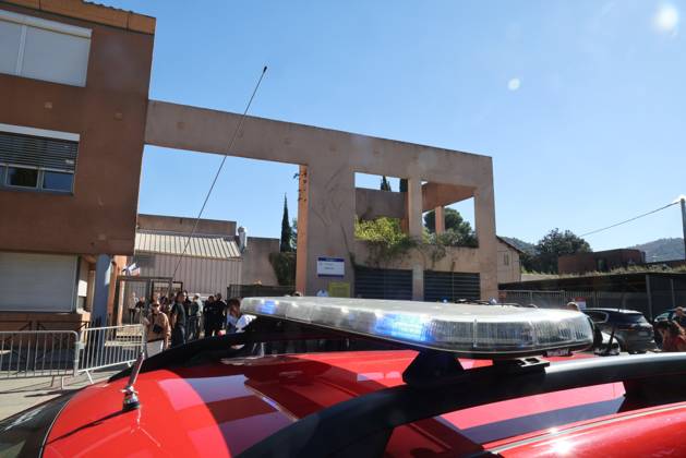 Shooting at Lakanal Middle School PHOTOPQR LA PROVENCE Stephane DUCLET Aubagne 12 10 2026 On Monday morning, the principal of Lakanal Middle School in Aubagne was On Monday morning, the principal of Lakanal Middle School in Aubagne was wounded in the leg after being shot. A 37-year-old teacher was also hit, while the alleged perpetrator, a 14-year-old middle school student, was arrested. Parents are coming to pick up their children. On October 12, 2026, the principal of a middle school in Aubagne, Bouches-du-Rhône, and a teacher were wounded by a shot fired from a hunting rifle by a student who had entered the school armed with a shotgun. Aubagne, Bouches-du-Rhône, France Copyright: xPHOTOPQR LAxPROVENCE MAXPPPxStephanexDUCLETx 20261012PVL0325 20261012PVL0325