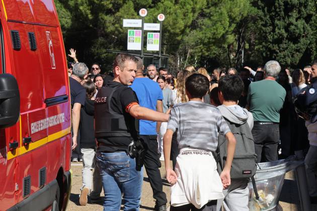 Shooting at Lakanal Middle School PHOTOPQR LA PROVENCE Stephane DUCLET Aubagne 12 10 2026 On Monday morning, the principal of Lakanal Middle School in Aubagne was On Monday morning, the principal of Lakanal Middle School in Aubagne was wounded in the leg after being shot. A 37-year-old teacher was also hit, while the alleged perpetrator, a 14-year-old middle school student, was arrested. Parents are coming to pick up their children. On October 12, 2026, the principal of a middle school in Aubagne, Bouches-du-Rhône, and a teacher were wounded by a shot fired from a hunting rifle by a student who had entered the school armed with a shotgun. Aubagne, Bouches-du-Rhône, France Copyright: xPHOTOPQR LAxPROVENCE MAXPPPxStephanexDUCLETx 20261012PVL0331 20261012PVL0331