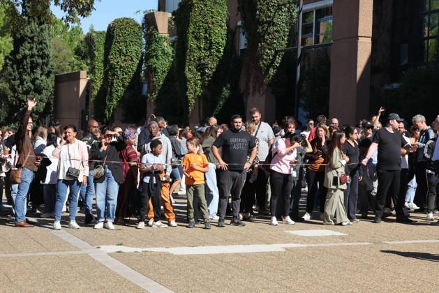 Shooting at Lakanal Middle School PHOTOPQR LA PROVENCE Stephane DUCLET Aubagne 12 10 2026 On Monday morning, the principal of Lakanal Middle School in Aubagne was On Monday morning, the principal of Lakanal Middle School in Aubagne was wounded in the leg after being shot. A 37-year-old teacher was also hit, while the alleged perpetrator, a 14-year-old middle school student, was arrested. Parents are coming to pick up their children. On October 12, 2026, the principal of a middle school in Aubagne, Bouches-du-Rhône, and a teacher were wounded by a shot fired from a hunting rifle by a student who had entered the school armed with a shotgun. Aubagne, Bouches-du-Rhône, France Copyright: xPHOTOPQR LAxPROVENCE MAXPPPxStephanexDUCLETx 20261012PVL0334 20261012PVL0334