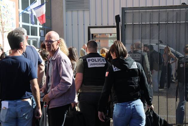 Shooting at Lakanal Middle School PHOTOPQR LA PROVENCE Stephane DUCLET Aubagne 12 10 2026 On Monday morning, the principal of Lakanal Middle School in Aubagne was On Monday morning, the principal of Lakanal Middle School in Aubagne was wounded in the leg after being shot. A 37-year-old teacher was also hit, while the alleged perpetrator, a 14-year-old middle school student, was arrested. Parents are coming to pick up their children. On October 12, 2026, the principal of a middle school in Aubagne, Bouches-du-Rhône, and a teacher were wounded by a shot fired from a hunting rifle by a student who had entered the school armed with a shotgun. Aubagne, Bouches-du-Rhône, France Copyright: xPHOTOPQR LAxPROVENCE MAXPPPxStephanexDUCLETx 20261012PVL0335 20261012PVL0335