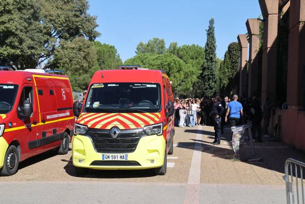 Shooting at Lakanal Middle School PHOTOPQR LA PROVENCE Stephane DUCLET Aubagne 12 10 2026 On Monday morning, the principal of Lakanal Middle School in Aubagne was On Monday morning, the principal of Lakanal Middle School in Aubagne was wounded in the leg after being shot. A 37-year-old teacher was also hit, while the alleged perpetrator, a 14-year-old middle school student, was arrested. Parents are coming to pick up their children. On October 12, 2026, the principal of a middle school in Aubagne, Bouches-du-Rhône, and a teacher were wounded by a shot fired from a hunting rifle by a student who had entered the school armed with a shotgun. Aubagne, Bouches-du-Rhône, France Copyright: xPHOTOPQR LAxPROVENCE MAXPPPxStephanexDUCLETx 20261012PVL0337 20261012PVL0337