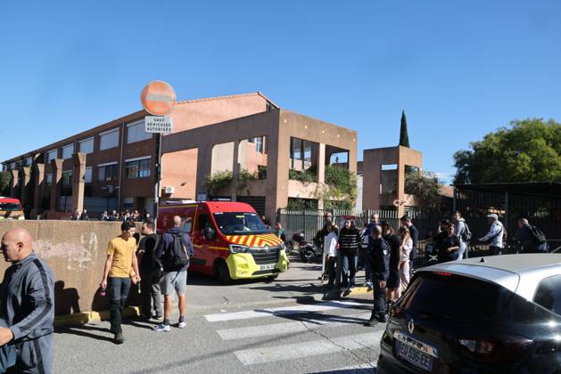 Shooting at Lakanal Middle School PHOTOPQR LA PROVENCE Stephane DUCLET Aubagne 12 10 2026 On Monday morning, the principal of Lakanal Middle School in Aubagne was On Monday morning, the principal of Lakanal Middle School in Aubagne was wounded in the leg after being shot. A 37-year-old teacher was also hit, while the alleged perpetrator, a 14-year-old middle school student, was arrested. Parents are coming to pick up their children. On October 12, 2026, the principal of a middle school in Aubagne, Bouches-du-Rhône, and a teacher were wounded by a shot fired from a hunting rifle by a student who had entered the school armed with a shotgun. Aubagne, Bouches-du-Rhône, France Copyright: xPHOTOPQR LAxPROVENCE MAXPPPxStephanexDUCLETx 20261012PVL0339 20261012PVL0339