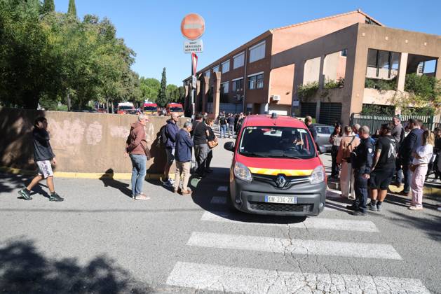 Shooting at Lakanal Middle School PHOTOPQR LA PROVENCE Stephane DUCLET Aubagne 12 10 2026 On Monday morning, the principal of Lakanal Middle School in Aubagne was On Monday morning, the principal of Lakanal Middle School in Aubagne was wounded in the leg after being shot. A 37-year-old teacher was also hit, while the alleged perpetrator, a 14-year-old middle school student, was arrested. Parents are coming to pick up their children. On October 12, 2026, the principal of a middle school in Aubagne, Bouches-du-Rhône, and a teacher were wounded by a shot fired from a hunting rifle by a student who had entered the school armed with a shotgun. Aubagne, Bouches-du-Rhône, France Copyright: xPHOTOPQR LAxPROVENCE MAXPPPxStephanexDUCLETx 20261012PVL0340 20261012PVL0340