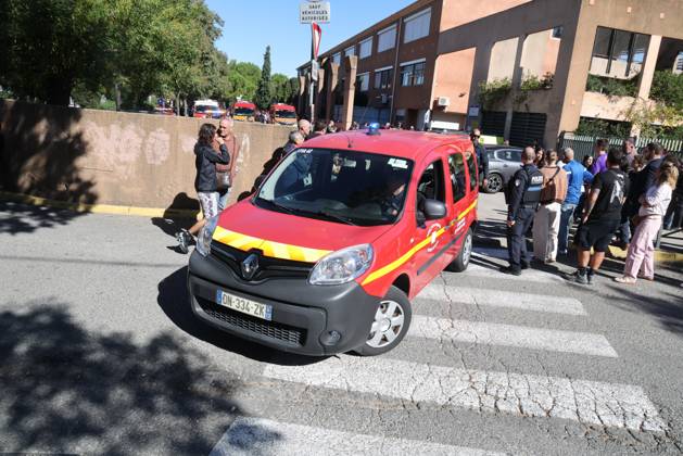 Shooting at Lakanal Middle School PHOTOPQR LA PROVENCE Stephane DUCLET Aubagne 12 10 2026 On Monday morning, the principal of Lakanal Middle School in Aubagne was On Monday morning, the principal of Lakanal Middle School in Aubagne was wounded in the leg after being shot. A 37-year-old teacher was also hit, while the alleged perpetrator, a 14-year-old middle school student, was arrested. Parents are coming to pick up their children. On October 12, 2026, the principal of a middle school in Aubagne, Bouches-du-Rhône, and a teacher were wounded by a shot fired from a hunting rifle by a student who had entered the school armed with a shotgun. Aubagne, Bouches-du-Rhône, France Copyright: xPHOTOPQR LAxPROVENCE MAXPPPxStephanexDUCLETx 20261012PVL0341 20261012PVL0341