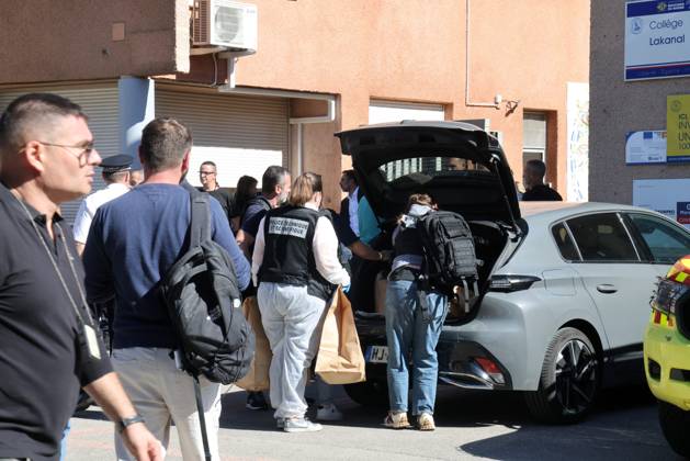 Shooting at Lakanal Middle School PHOTOPQR LA PROVENCE Stephane DUCLET Aubagne 12 10 2026 On Monday morning, the principal of Lakanal Middle School in Aubagne was On Monday morning, the principal of Lakanal Middle School in Aubagne was wounded in the leg after being shot. A 37-year-old teacher was also hit, while the alleged perpetrator, a 14-year-old middle school student, was arrested. On October 12, 2026, the principal of a middle school in Aubagne, Bouches-du-Rhône, and a teacher were wounded by a shot from a hunting rifle fired by a student who had entered the school armed with a shotgun. Aubagne, Bouches-du-Rhône, France Copyright: xPHOTOPQR LAxPROVENCE MAXPPPxStephanexDUCLETx 20261012PVL0345 20261012PVL0345