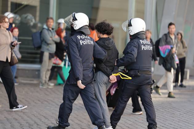 Police pictured during a riot outside the Gare du Midi-Zuid Station, in Brussels on Monday 12 October 2026, as a strike in the public services against the Federal Government s budgetary measures is organised by the trade unions.  NICOLASxMAETERLINCK 189546750
