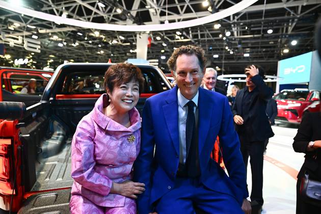 2026 PARIS AUTO SHOW PHOTOPQR OUEST FRANCE Franck Dubray Paris Oct. 12, 2026 Paris Auto Show at Porte de Versailles in Paris BYD booth: Stella Li and John Elkann, president of Stellantis Photo by Franck Dubray Oct. 12, 2026 Paris Motor Show, Paris, France  Copyright: xPHOTOPQR OUESTxFRANCE MAXPPPxFranckxDubrayx 20261012OFR0392 20261012OFR0392