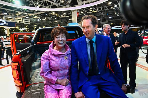 2026 PARIS AUTO SHOW PHOTOPQR OUEST FRANCE Franck Dubray Paris Oct. 12, 2026 Paris Auto Show at Porte de Versailles in Paris BYD booth: Stella Li and John Elkann, President of Stellantis Photo by Franck Dubray Oct. 12, 2026 Paris Motor Show, Paris, France  Copyright: xPHOTOPQR OUESTxFRANCE MAXPPPxFranckxDubrayx 20261012OFR0396 20261012OFR0396