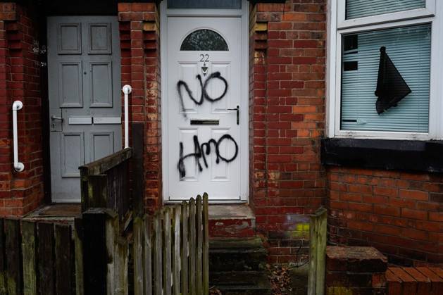 Anti-migrant protest in Manchester MANCHESTER, UNITED KINGDOM - OCTOBER 12: The homes of migrants are vandalised by anti-migrant protesters during an action day in Salford, Manchester on 12 October, United Kingdom. Loannis Alexopoulos Anadolu Manchester United Kingdom. Editorial use only. Please get in touch for any other usage.  Copyright: x2026xAnadoluxLoannisxAlexopoulosx