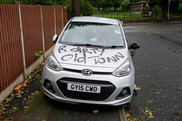 Anti-migrant protest in Manchester MANCHESTER, UNITED KINGDOM - OCTOBER 12: The vehicle of migrants are vandalised by anti-migrant protesters during an action day in Salford, Manchester on 12 October, United Kingdom. Loannis Alexopoulos Anadolu Manchester United Kingdom. Editorial use only. Please get in touch for any other usage.  Copyright: x2026xAnadoluxLoannisxAlexopoulosx