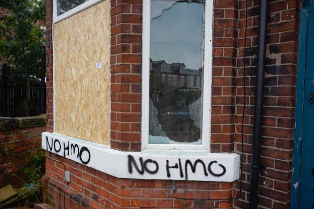Anti-migrant protest in Manchester MANCHESTER, UNITED KINGDOM - OCTOBER 12: The homes of migrants are vandalised by anti-migrant protesters during an action day in Salford, Manchester on 12 October, United Kingdom. Loannis Alexopoulos Anadolu Manchester United Kingdom. Editorial use only. Please get in touch for any other usage.  Copyright: x2026xAnadoluxLoannisxAlexopoulosx