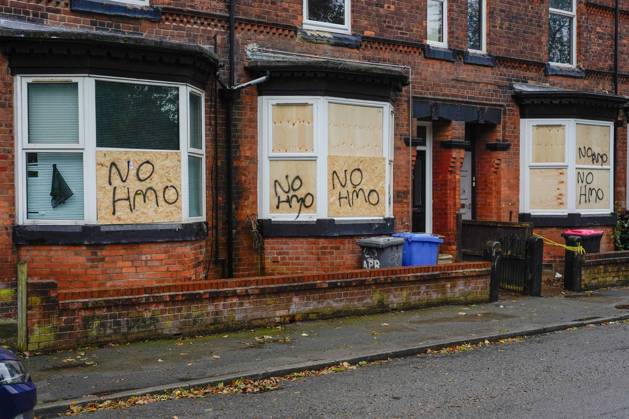 Anti-migrant protest in Manchester MANCHESTER, UNITED KINGDOM - OCTOBER 12: The homes of migrants are vandalised by anti-migrant protesters during an action day in Salford, Manchester on 12 October, United Kingdom. Loannis Alexopoulos Anadolu Manchester United Kingdom. Editorial use only. Please get in touch for any other usage.  Copyright: x2026xAnadoluxLoannisxAlexopoulosx