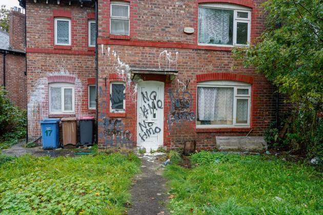 Anti-migrant protest in Manchester MANCHESTER, UNITED KINGDOM - OCTOBER 12: The homes of migrants are vandalised by anti-migrant protesters during an action day in Salford, Manchester on 12 October, United Kingdom. Loannis Alexopoulos Anadolu Manchester United Kingdom. Editorial use only. Please get in touch for any other usage.  Copyright: x2026xAnadoluxLoannisxAlexopoulosx