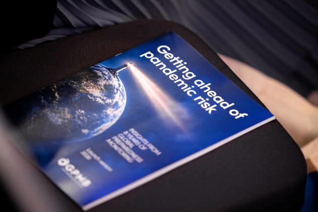 World Health Summit 2026 Weltgesundheitsgipfel 2. Tag Deutschland, Berlin am 12. Oktober 2026: Der Bericht Getting aheah of Pandemic risk. auf einem Stuhl. Veröffentlichung des Abschlussberichts (Capstone Insights Report) des Global Preparedness Monitoring Board (GPMB). Launch of the GPMB Capstone Insights Report Getting Ahead of Pandemic Risk: Insights from Eight Years of Global Monitoring
