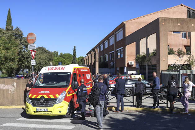 Fire trucks are dispatched. A middle school principal and a teacher were shot and wounded; the 14-year-old shooter was arrested at Joseph Lakanal Middle School in Aubagne, France, October 12, 2026 Meddah Bestimage Joseph Lakanal Middle School after a principal was injured by a shot from a hunting rifle and a teenager was arrested in Aubagne, southern France, on October 12, 2026. The principal was struck by a 12-gauge hunting rifle shot, the same source specified, adding that a member of the teaching staff was also struck. The victim’s life is not in danger. Aubagne, France  Copyright: xMeddahx xBestimagexMeddahx xBestimagex
