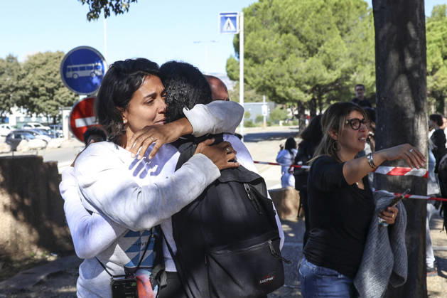 Parents Pick Up Their Child: Middle School Principal and Teacher Shot; 14-Year-Old Shooter Arrested at Joseph Lakanal Middle School in Aubagne, France, October 12, 2026 Meddah Bestimage Joseph Lakanal Middle School after a principal was injured by a shot from a hunting rifle and a teenager was arrested in Aubagne, southern France, on October 12, 2026. The principal was struck by a 12-gauge hunting rifle shot, the same source specified, adding that a member of the teaching staff was also struck. The victim’s life is not in danger. Aubagne, France  Copyright: xMeddahx xBestimagexMeddahx xBestimagex
