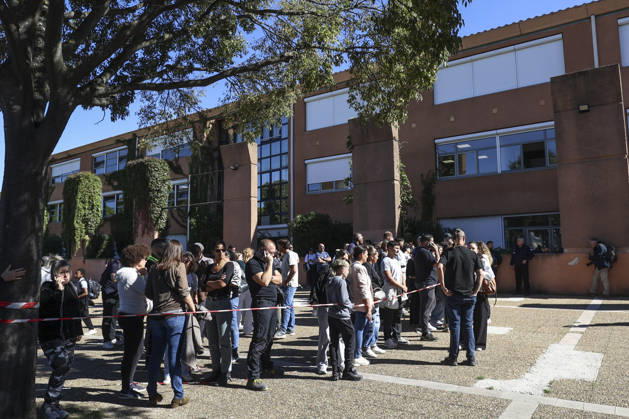 Parents Pick Up Their Child: Middle School Principal and Teacher Shot; 14-Year-Old Shooter Arrested at Joseph Lakanal Middle School in Aubagne, France, October 12, 2026 Meddah Bestimage Joseph Lakanal Middle School after a principal was injured by a shot from a hunting rifle and a teenager was arrested in Aubagne, southern France, on October 12, 2026. The principal was struck by a 12-gauge hunting rifle shot, the same source specified, adding that a member of the teaching staff was also struck. The victim’s life is not in danger. Aubagne, France  Copyright: xMeddahx xBestimagexMeddahx xBestimagex