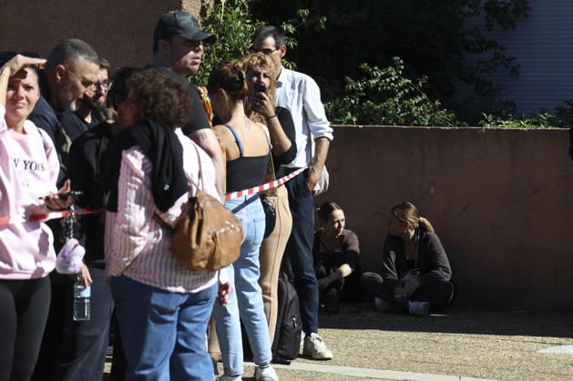 Parents Pick Up Their Child: Middle School Principal and Teacher Shot; 14-Year-Old Shooter Arrested at Joseph Lakanal Middle School in Aubagne, France, October 12, 2026 Meddah Bestimage Joseph Lakanal Middle School after a principal was injured by a shot from a hunting rifle and a teenager was arrested in Aubagne, southern France, on October 12, 2026. The principal was struck by a 12-gauge hunting rifle shot, the same source specified, adding that a member of the teaching staff was also struck. The victim’s life is not in danger. Aubagne, France  Copyright: xMeddahx xBestimagexMeddahx xBestimagex