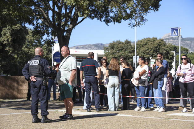 Parents Pick Up Their Child: Middle School Principal and Teacher Shot; 14-Year-Old Shooter Arrested at Joseph Lakanal Middle School in Aubagne, France, October 12, 2026 Meddah Bestimage Joseph Lakanal Middle School after a principal was injured by a 12-gauge hunting rifle shot and a teenager was arrested in Aubagne, southern France, on October 12, 2026. The principal was struck by a 12-gauge hunting rifle shot, the same source specified, adding that a member of the teaching staff was also struck. The victim’s life is not in danger. Aubagne, France  Copyright: xMeddahx xBestimagexMeddahx xBestimagex