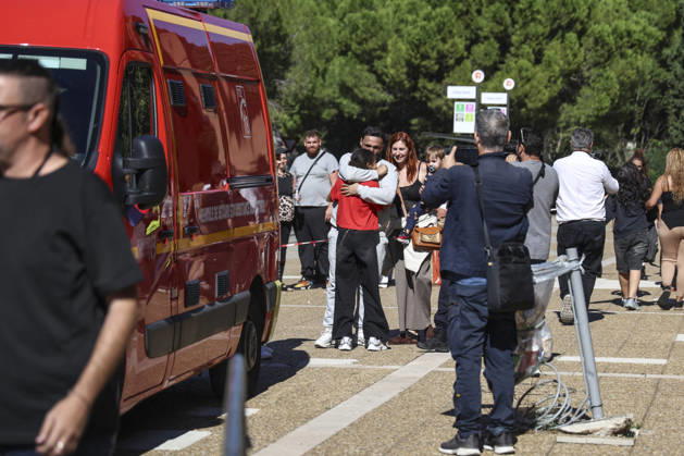 Parents Pick Up Their Child: Middle School Principal and Teacher Shot; 14-Year-Old Shooter Arrested at Joseph Lakanal Middle School in Aubagne, France, October 12, 2026 Meddah Bestimage Joseph Lakanal Middle School after a principal was injured by a 12-gauge hunting rifle shot and a teenager was arrested in Aubagne, southern France, on October 12, 2026. The principal was struck by a 12-gauge hunting rifle shot, the same source specified, adding that a member of the teaching staff was also struck. The victim’s life is not in danger. Aubagne, France  Copyright: xMeddahx xBestimagexMeddahx xBestimagex