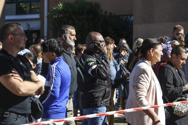 Parents Pick Up Their Child: Middle School Principal and Teacher Shot; 14-Year-Old Shooter Arrested at Joseph Lakanal Middle School in Aubagne, France, October 12, 2026 Meddah Bestimage Joseph Lakanal Middle School after a principal was injured by a 12-gauge hunting rifle shot and a teenager was arrested in Aubagne, southern France, on October 12, 2026. The principal was struck by a 12-gauge hunting rifle shot, the same source specified, adding that a member of the teaching staff was also struck. The victim’s life is not in danger. Aubagne, France  Copyright: xMeddahx xBestimagexMeddahx xBestimagex