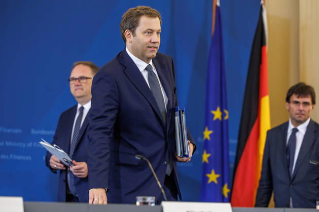 Lars Klingbeil (SPD), Bundesfinanzminister bei einer Pressekonferenz Lars Klingbeil (SPD), Bundesfinanzminister bei einer Pressekonferenz im Finanzministerium am 12.10.2026 in Berlin. Berlin Berlin Deutschland Finanzministerium